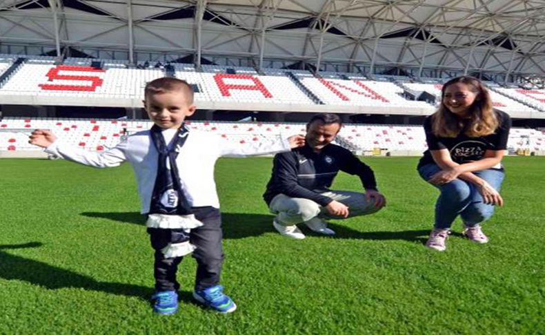 'Göbekten Altaylı' çocuk ailesiyle Alsancak Stadı'nda