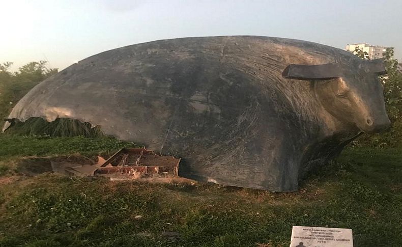 İzmir'de heykellere çirkin saldırı