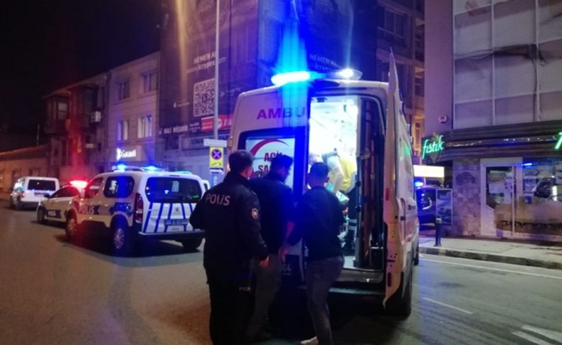 İzmir'de bıçaklı kavga: 1'i ağır, 2 yaralı