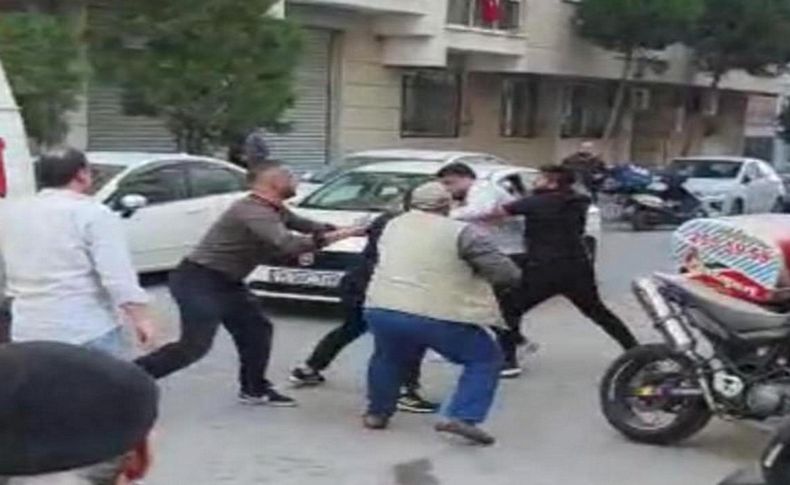 İzmir'de bıçaklı ve demir çubuklu 'yol verme' kavgası