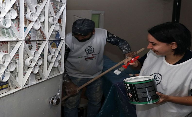 İzmir'de deprem gönüllüleri ihtiyaç sahiplerinin yardımına koşuyor