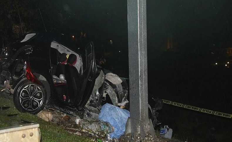 İzmir'de feci kaza: Hurdaya dönen aracın sürücüsü hayatını kaybetti