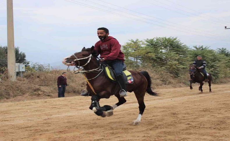 İzmir'de geleneksel rahvan at yarışları yapıldı