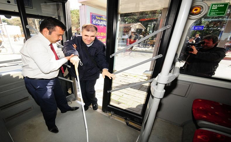 İzmir'de görme engelliler durakta kalmayacak