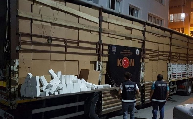 İzmir'de kaçakçılık baskınları: 1 TIR ve 5 kamyon kaçak ürün