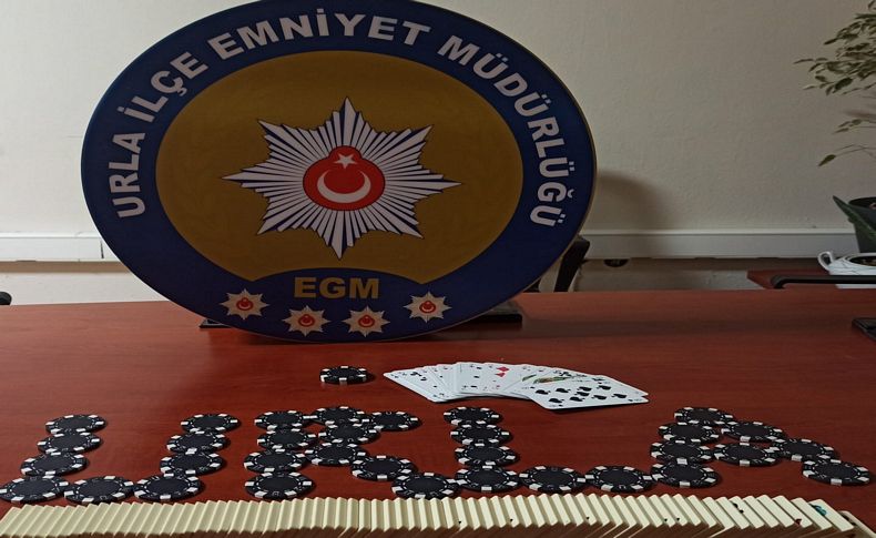 İzmir'de kahvehaneye kumar baskını: 8 kişiye binlerce lira ceza kesildi
