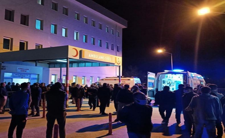 İzmir'de minibüs traktör römorkuna çarptı: 3 yaralı