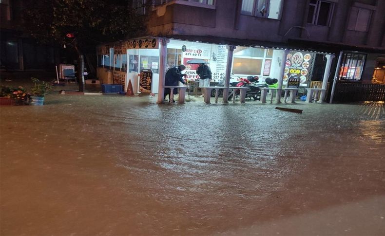 İzmir'i yağmur ve fırtına vurdu