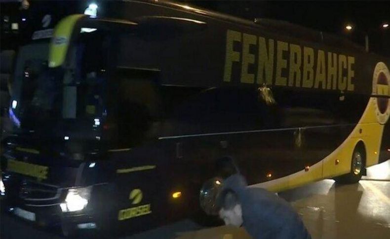 İzmir’de Fenerbahçe otobüsüne taşlı saldırı