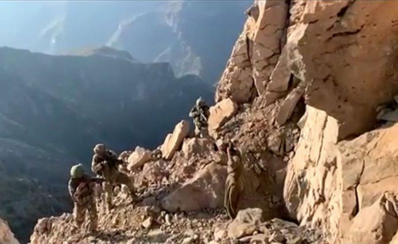 Komandolar, PKK'nın sözde bölge sorumlularının mağarasını ele geçirdi