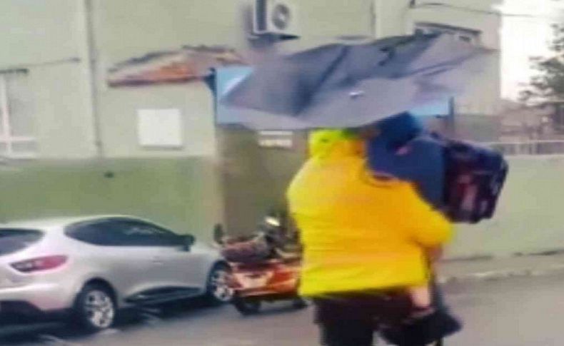 Trafik polisi minik öğrenciyi fırtınadan korudu