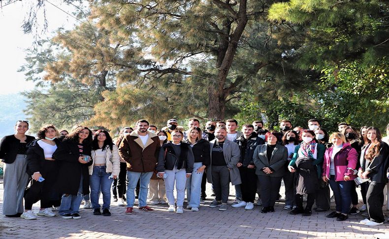 Üniversiteli gençlerden Karaburun'a doğal dokunuş