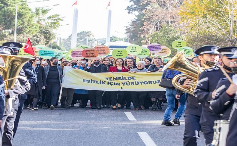 Başkan Soyer'den kadınlara mesaj: Cesur kadınlarsınız, yürüyün yanınızdayım