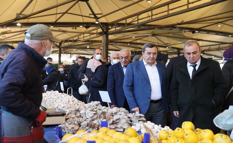 Başkan Batur, Hatay Pazaryeri’nde vatandaşı dinledi; Bir dokundu bin ah işitti!