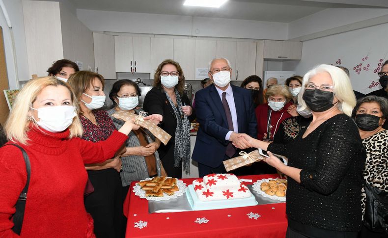 Başkan Selvitopu semt merkezi kursiyerlerinin yeni yılını kutladı