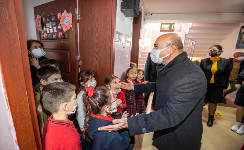 Başkan Soyer yıllar sonra mezun olduğu ilkokulda