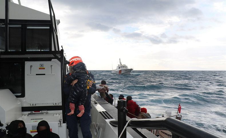 İzmir açıklarında göçmen teknesi battı; 2 kişi öldü, 24 kişi kurtarıldı