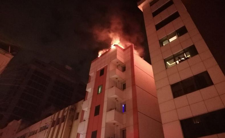İzmir'de 5 katlı otelde yangın paniği; Müşteriler tahliye edildi