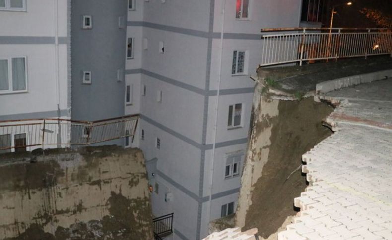 İzmir'de 8 bloktan oluşan sitenin istinat duvarı çöktü: 88 daire tahliye edildi