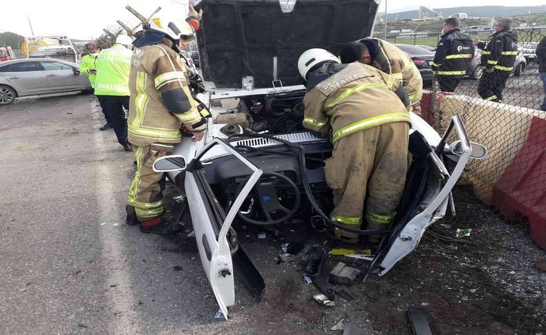İzmir'de feci kaza: Otomobil ikiye bölündü, 4 kişi yaralandı