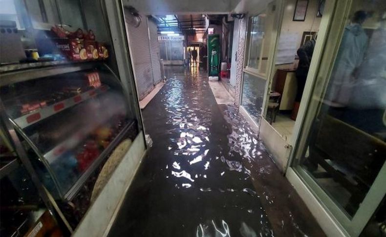 İzmir'de kuvvetli yağış nedeniyle iş hanını su bastı