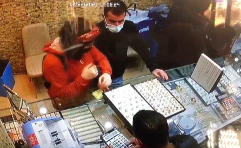 İzmir'de kuyumcudan yüzük çalan hırsızlar kameradan kaçamadı