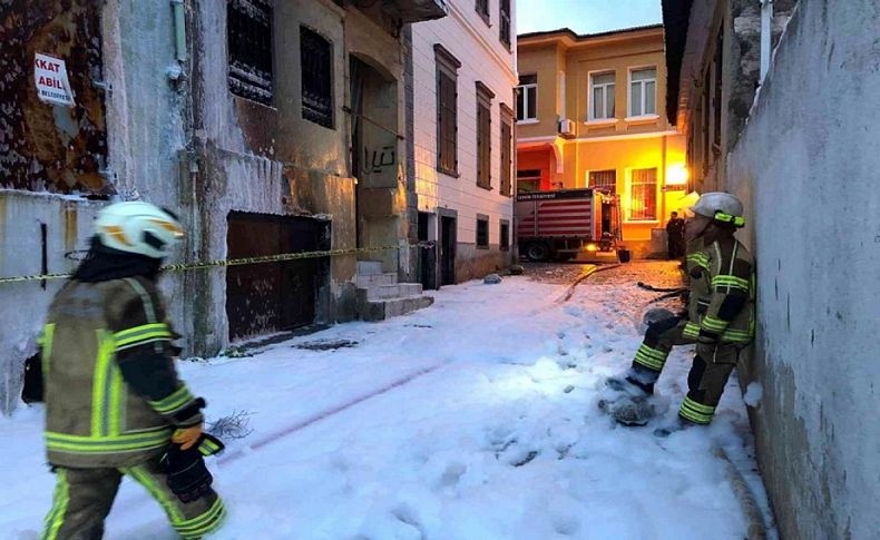 İzmir'de metruk binada yangın