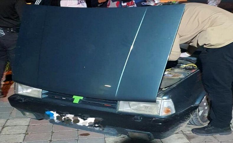 İzmir'de otomobilde uyuşturucu madde ele geçirildi: 2 şüpheli tutuklandı