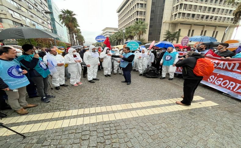 İzmir'de iş bırakma eylemi yapan sağlıkçıların isyanı: Sağlıkçılar bu kötülüğü hak etmiyor