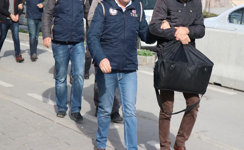 İzmir'den tekneyle yurt dışına kaçmaya çalışan 51 FETÖ şüphelisi yakalandı