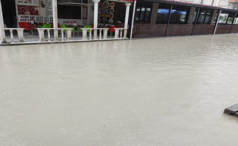 İzmir'i sağanak vurdu: Yollar göle döndü