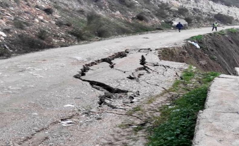 Karaburun'da facianın eşiğinden dönüldü: Çöken yol trafiğe kapatıldı
