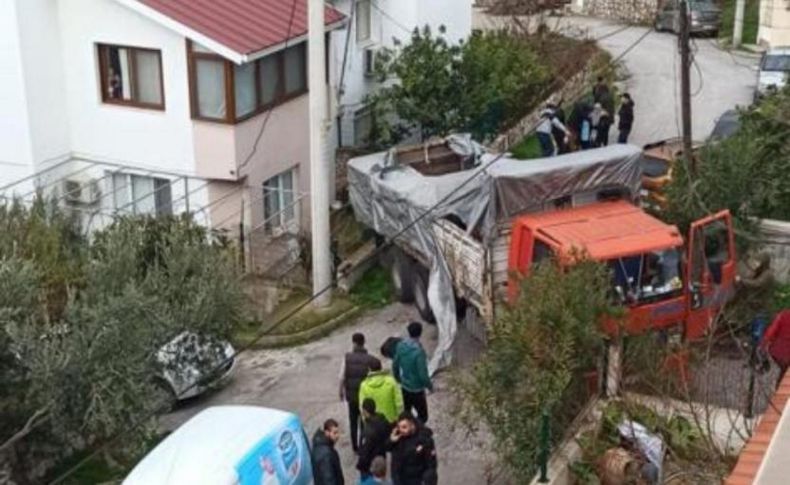 Karaburun'da göçmenleri taşıyan kamyon evin duvarına çarptı