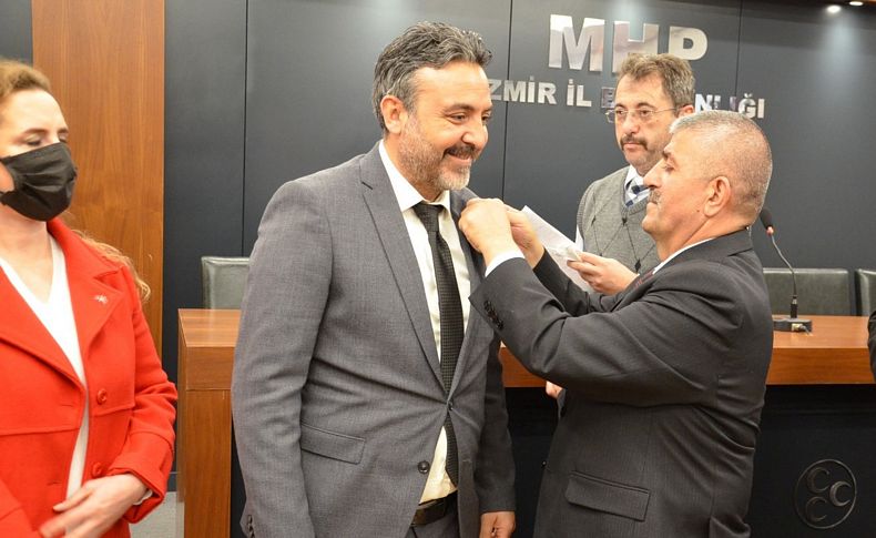 MHP İzmir'de 'rozet şov' sürüyor: İYİ Parti'den geri döndüler
