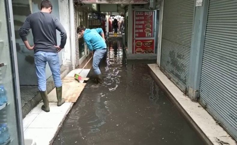 Sağanak yağmur İzmir'i göle çevirdi