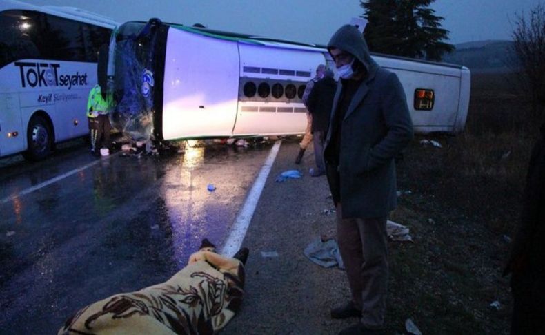 Amasya'da yolcu otobüsü devrildi: 2 ölü, 24 yaralı