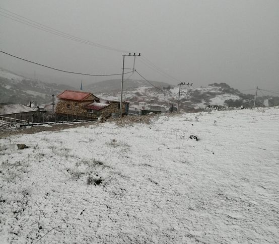 Aliağa’ya yılın ilk karı düştü