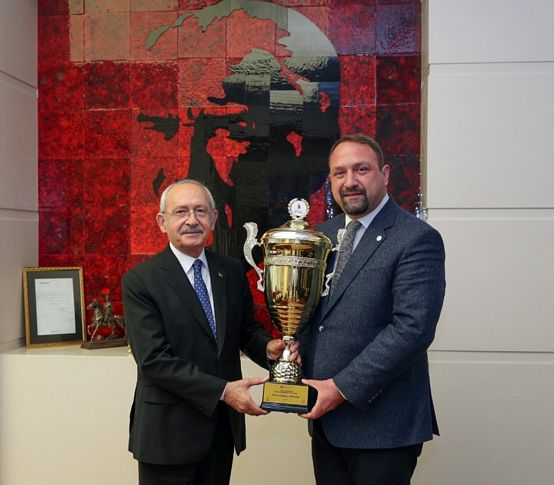 Başkan Gümrükçü kupayı Kılıçdaroğlu’na götürdü