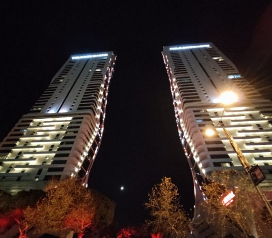 Bayraklı'daki ikiz kulelerde yangın paniği: 3 yaralı