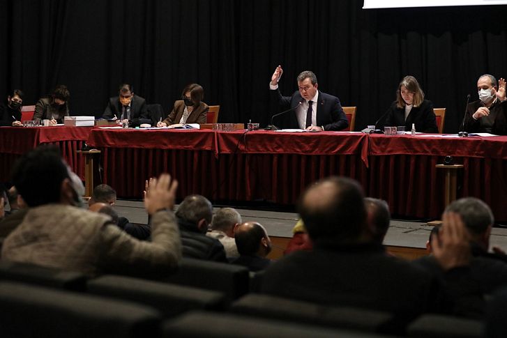 Bergama'da yılın ilk meclisi yapıldı; 'CHP’li belediyeler yapınca doğru, biz yapınca mı yanlış ?'