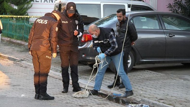 Caddede yürürken başına taş düşen kadın öldü