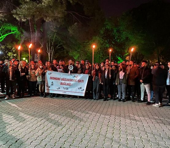 CHP İzmir Gençlik'ten zamlara meşaleli tepki