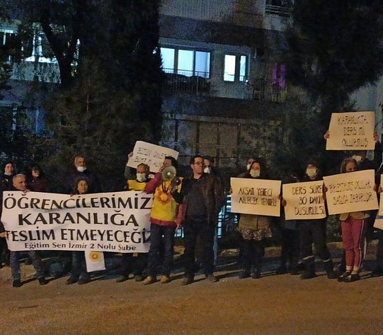 İzmir'de okul önünde 'Karanlığa teslim olmayacağız' eylemi