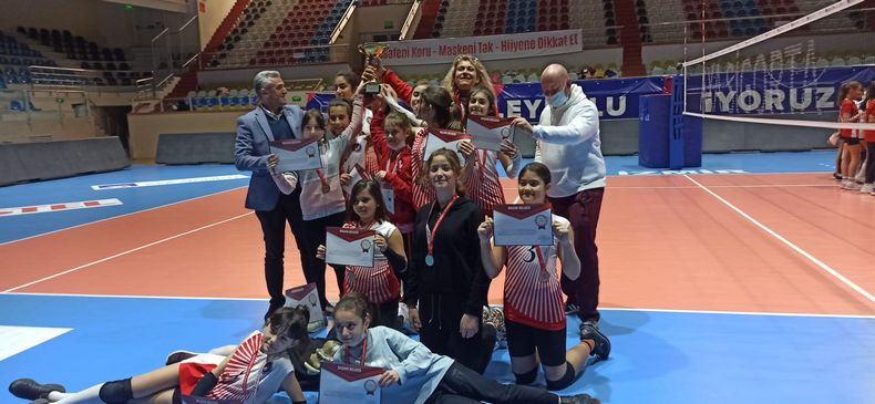 Dikili Cumhuriyet Ortaokulu küçük kızlar voleybol liginde şampiyon