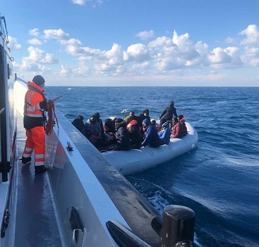 İzmir açıklarında 28 düzensiz göçmen kurtarıldı