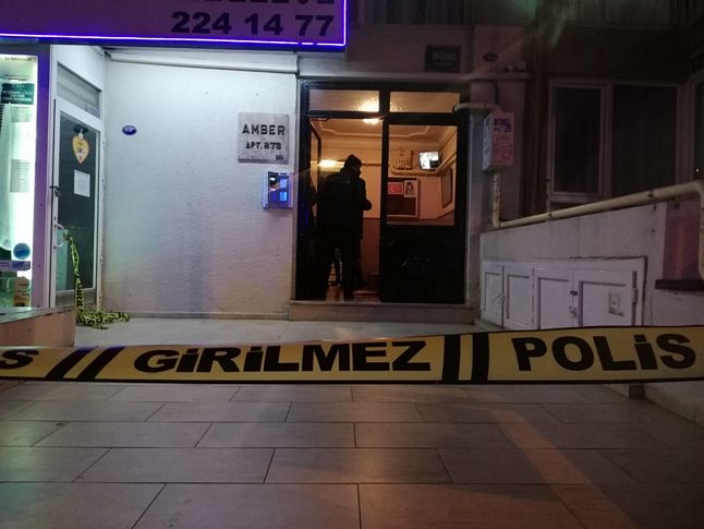 İzmir'de korkunç cinayet! Apartmanın girişinde bıçaklanarak öldürüldü