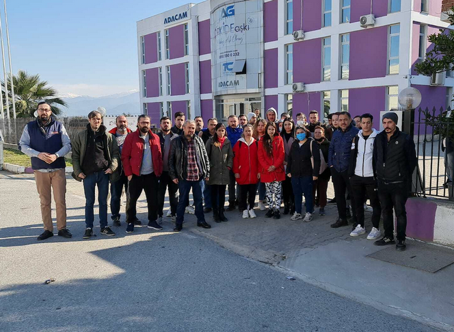 İzmir'de maaşlarını alamayan işçiler fabrika önünde eylem yaptı