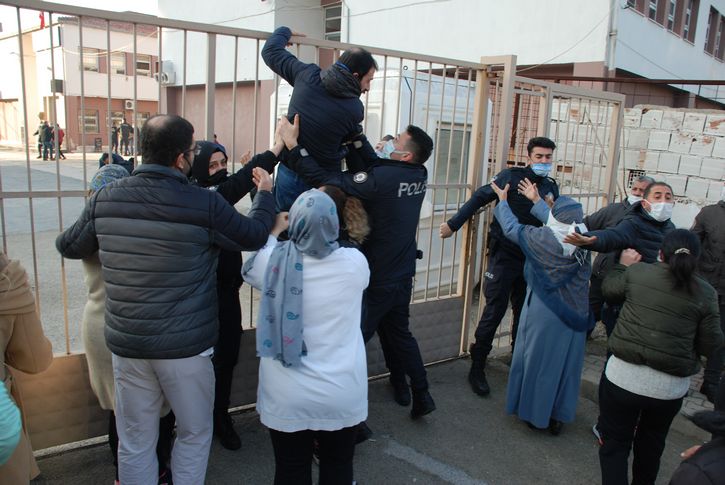 İzmir'de öğrencilere taciz iddiası: Veliler ayaklandı
