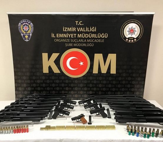 İzmir'de silah kaçakçılığı operasyonu: 3 gözaltı