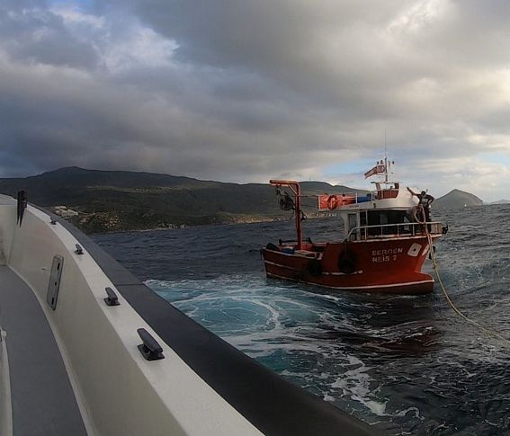 İzmir'de sürüklenen tekneyi sahil Sahil Güvenlik kurtardı